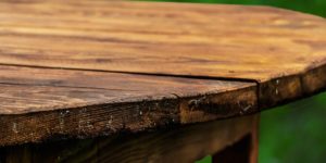 Transformer un touret en table de jardin : guide complet DIY 2025