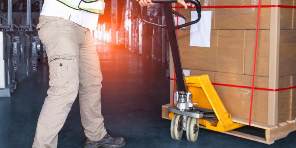 Comprendre les différents types de transpalettes et leurs usages