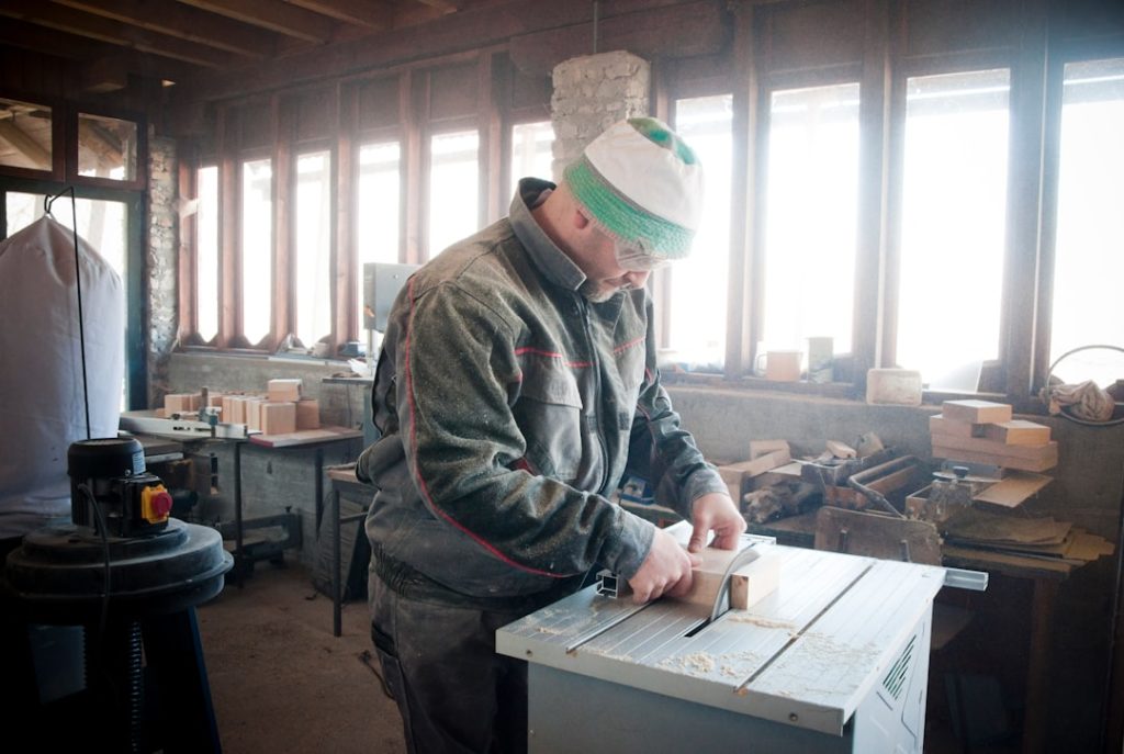 découvrez tout ce qu'il faut savoir sur la scie circulaire : conseils d'utilisation, critères de choix et astuces pour couper bois, métal ou plastique avec précision et sécurité.