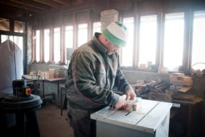 découvrez tout ce qu'il faut savoir sur la scie circulaire : conseils d'utilisation, critères de choix et astuces pour couper bois, métal ou plastique avec précision et sécurité.