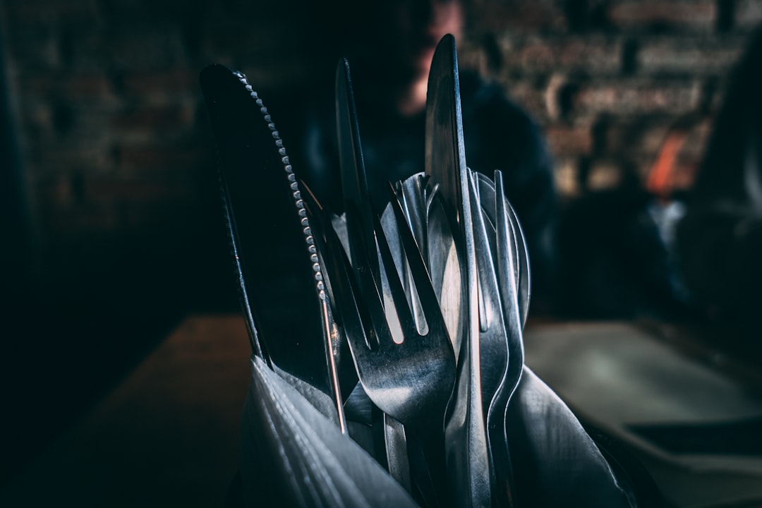optimisez le rangement de vos couverts avec des solutions de stockage pratiques et élégantes. découvrez nos idées pour organiser facilement vos ustensiles de cuisine.