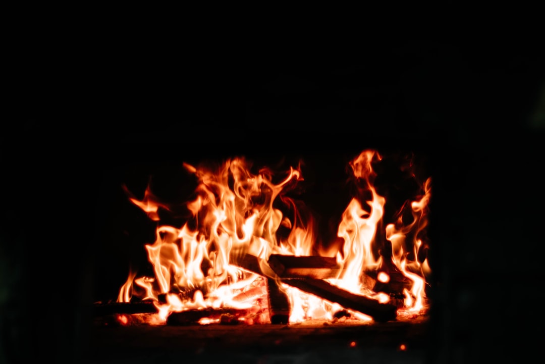 découvrez nos conseils, inspirations et solutions pour choisir, installer et entretenir une cheminée afin de profiter d’une ambiance chaleureuse et conviviale chez vous.