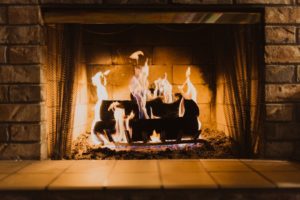 découvrez comment choisir, installer et entretenir une cheminée pour apporter chaleur et ambiance à votre intérieur. guide complet sur les différents types de fireplaces, conseils de sécurité et idées déco.