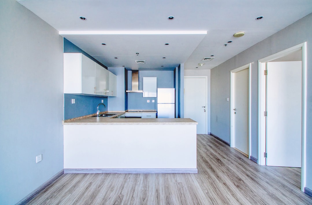découvrez nos conseils et solutions pour la rénovation des murs intérieurs : idées déco, choix de matériaux, étapes clés et astuces pour un intérieur moderne et chaleureux.