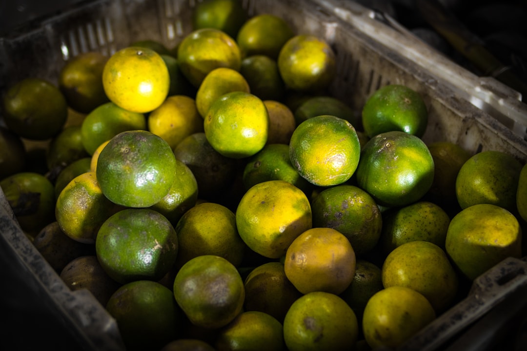 découvrez tout sur le citron vert, aussi appelé lime : ses bienfaits pour la santé, ses utilisations en cuisine, et des astuces pour profiter pleinement de sa fraîcheur et de son goût acidulé.