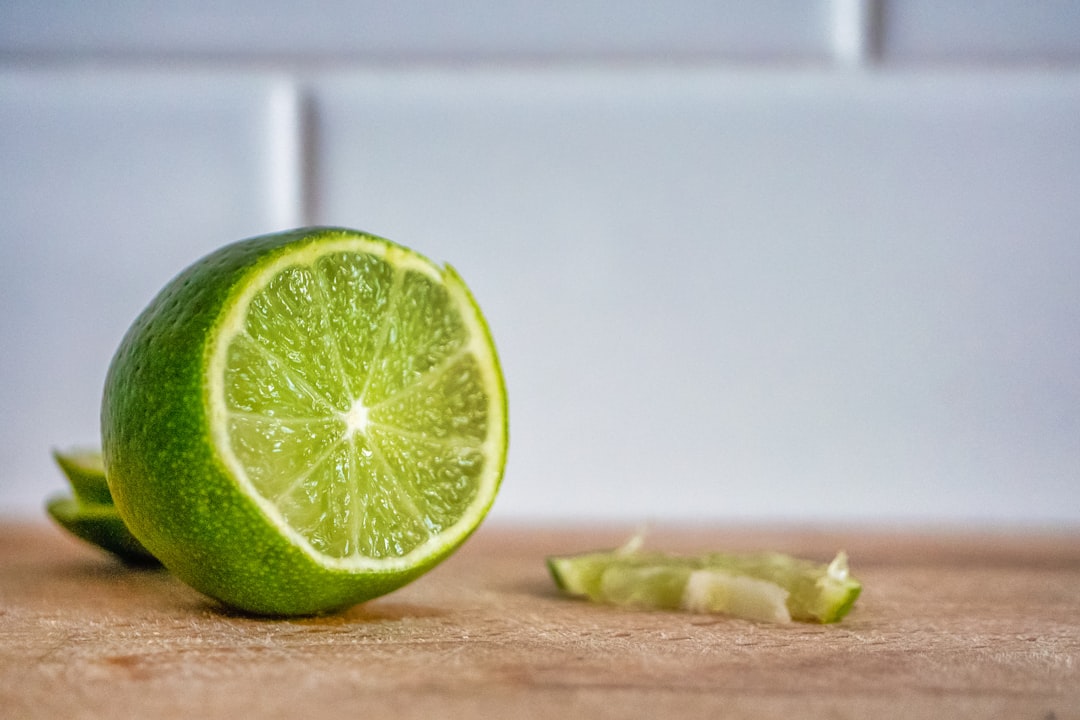 découvrez les multiples usages du citron vert, appelé aussi lime : ses bienfaits pour la santé, ses recettes rafraîchissantes et ses astuces pour l'intégrer facilement dans votre alimentation quotidienne.
