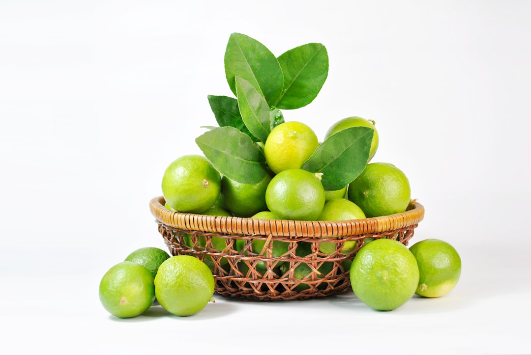 découvrez tout sur le citron vert (lime) : ses bienfaits, son utilisation en cuisine, ses vertus pour la santé et des astuces pour profiter de sa fraîcheur au quotidien.