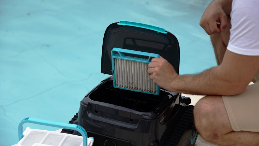 découvrez tout ce qu’il faut savoir sur les boîtes électriques de piscine : leur rôle, leur installation et les normes de sécurité à respecter pour assurer le bon fonctionnement et la sécurité de vos équipements de piscine.