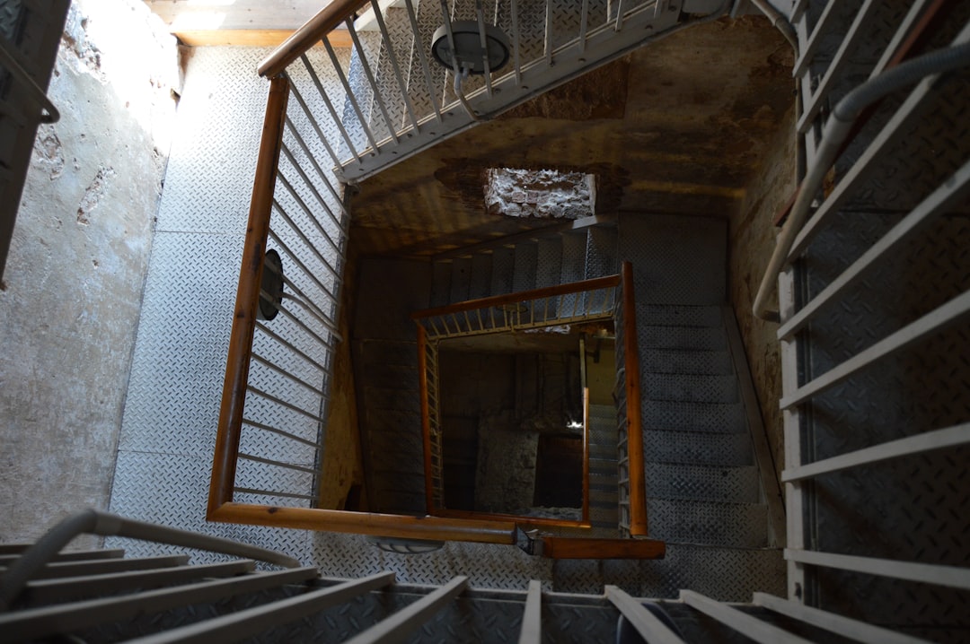 redonnez vie à votre escalier grâce à notre service de rénovation. conseils, idées et astuces pour moderniser ou restaurer votre escalier facilement et à moindre coût.