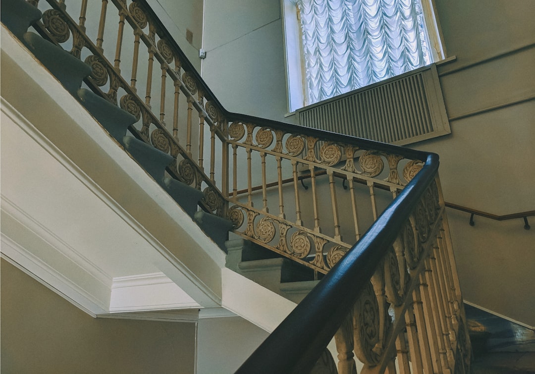 redonnez vie à votre escalier avec notre service de rénovation de qualité : modernisation, sécurité et finition soignée adaptées à votre intérieur. devis gratuit en ligne !