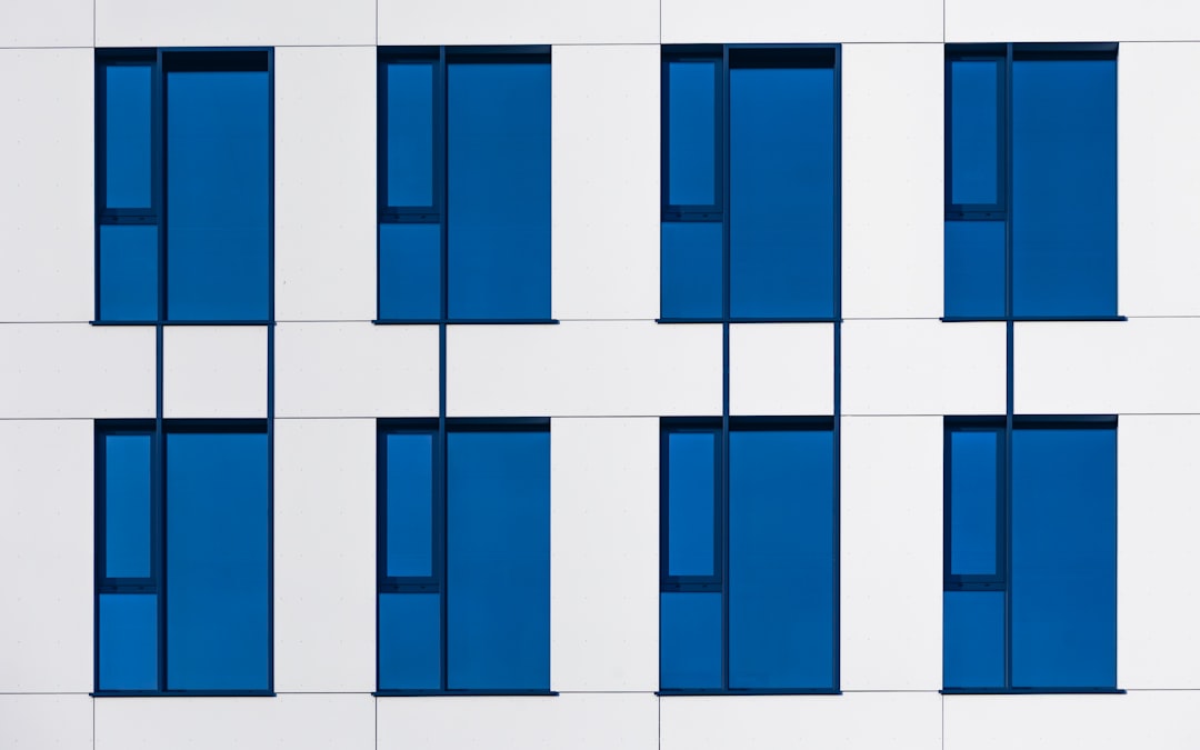 découvrez l'élégance des striped tiles : des carreaux à rayures sophistiqués, parfaits pour sublimer votre intérieur ou extérieur avec une touche moderne et raffinée. style et originalité garantis pour tous vos projets déco.