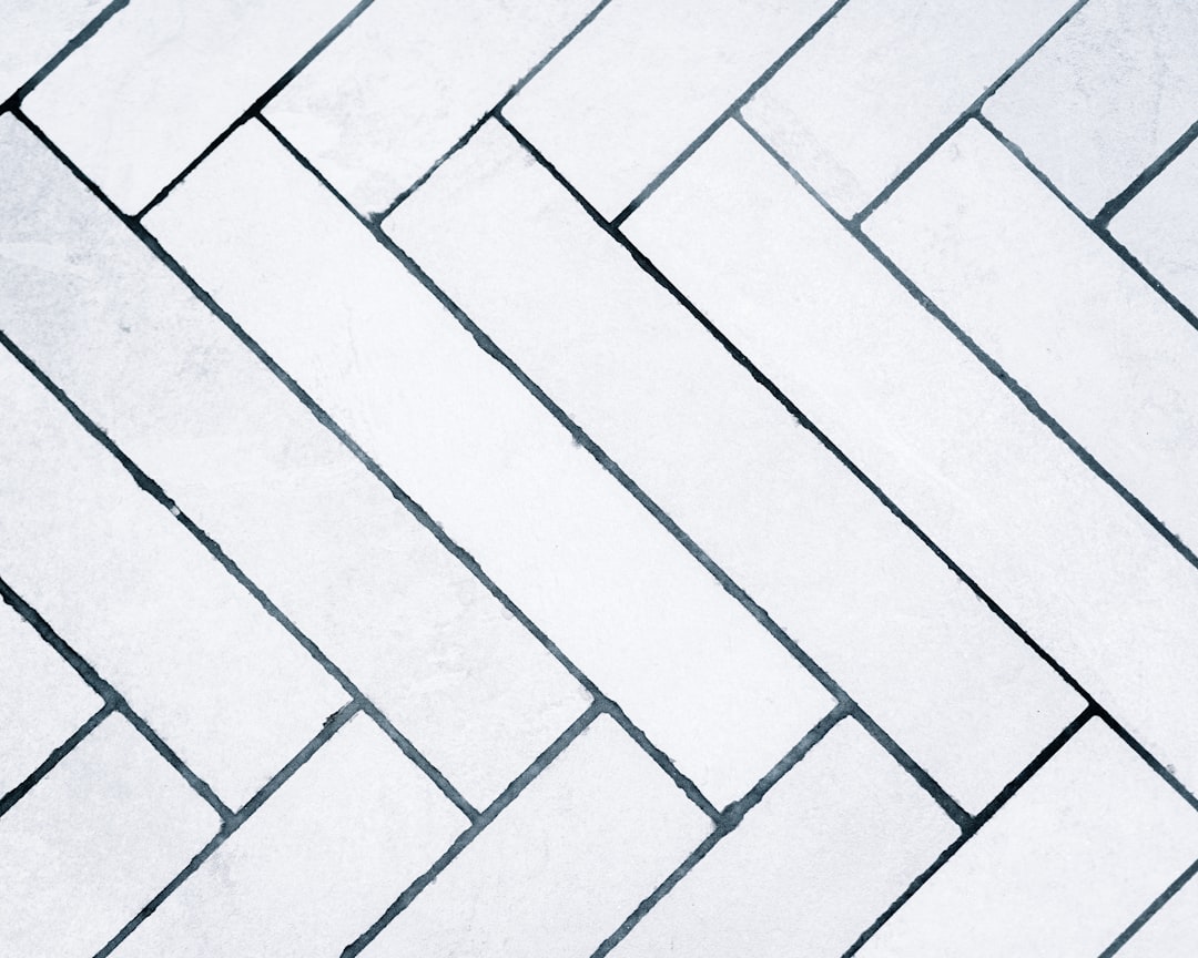 découvrez le charme intemporel des carreaux rayés pour sublimer vos sols et murs. idéal pour une décoration moderne et élégante, le carrelage à rayures apporte style et originalité à votre intérieur.