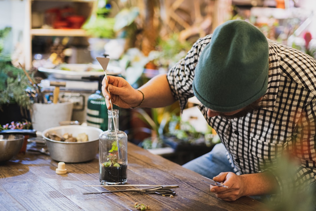 découvrez l’upcycling : une démarche créative et responsable qui consiste à transformer des objets ou matériaux destinés à être jetés en produits de qualité ou d’utilité supérieure, tout en préservant l’environnement.