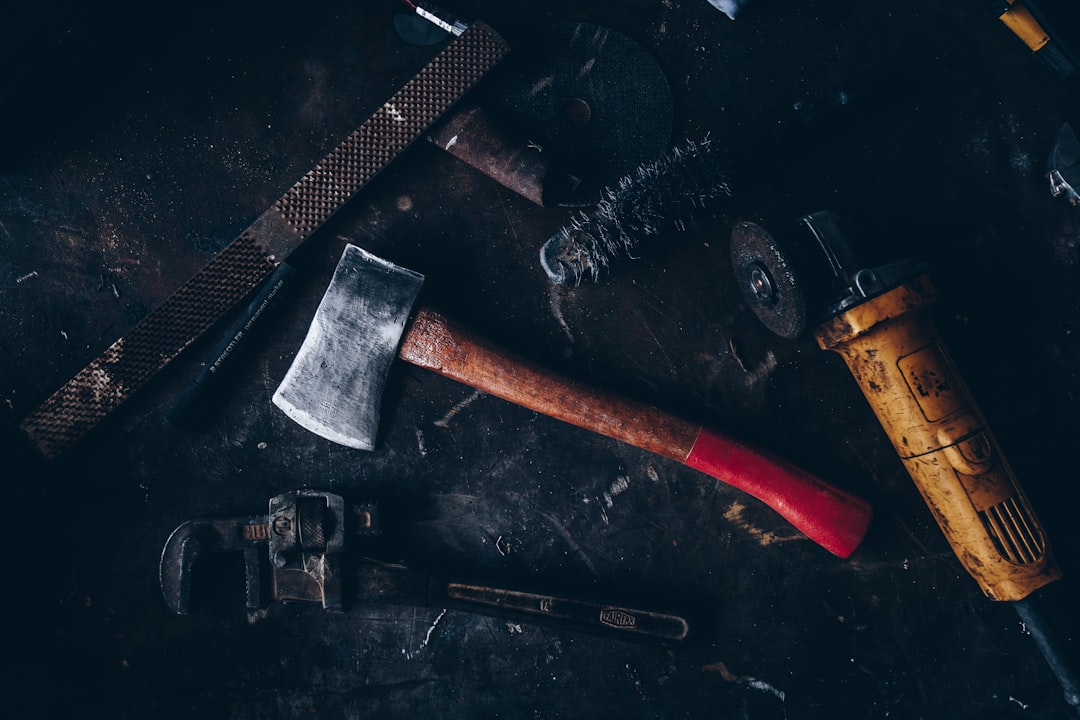découvrez l'upcycling : une démarche créative et écologique qui consiste à transformer des objets ou matériaux usagés en produits de qualité supérieure. donnez une seconde vie à vos affaires tout en préservant l'environnement !