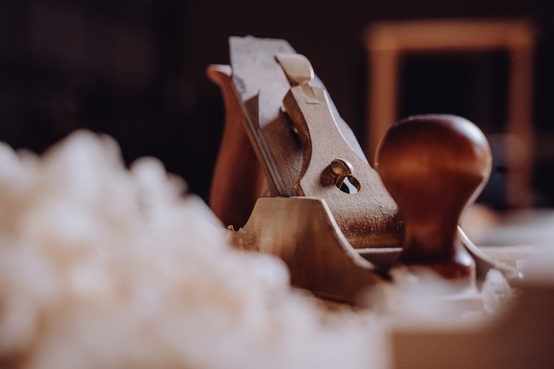 découvrez l'univers du woodworking : techniques, conseils et inspirations pour réussir vos projets de menuiserie et de travail du bois, que vous soyez débutant ou passionné.