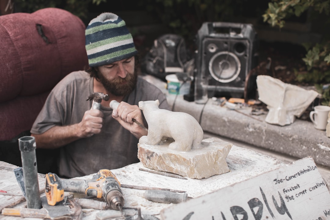découvrez l'univers du travail du bois : techniques, outils et astuces pour réussir vos projets de menuiserie, qu'il s'agisse de créations artisanales ou de meubles sur mesure.